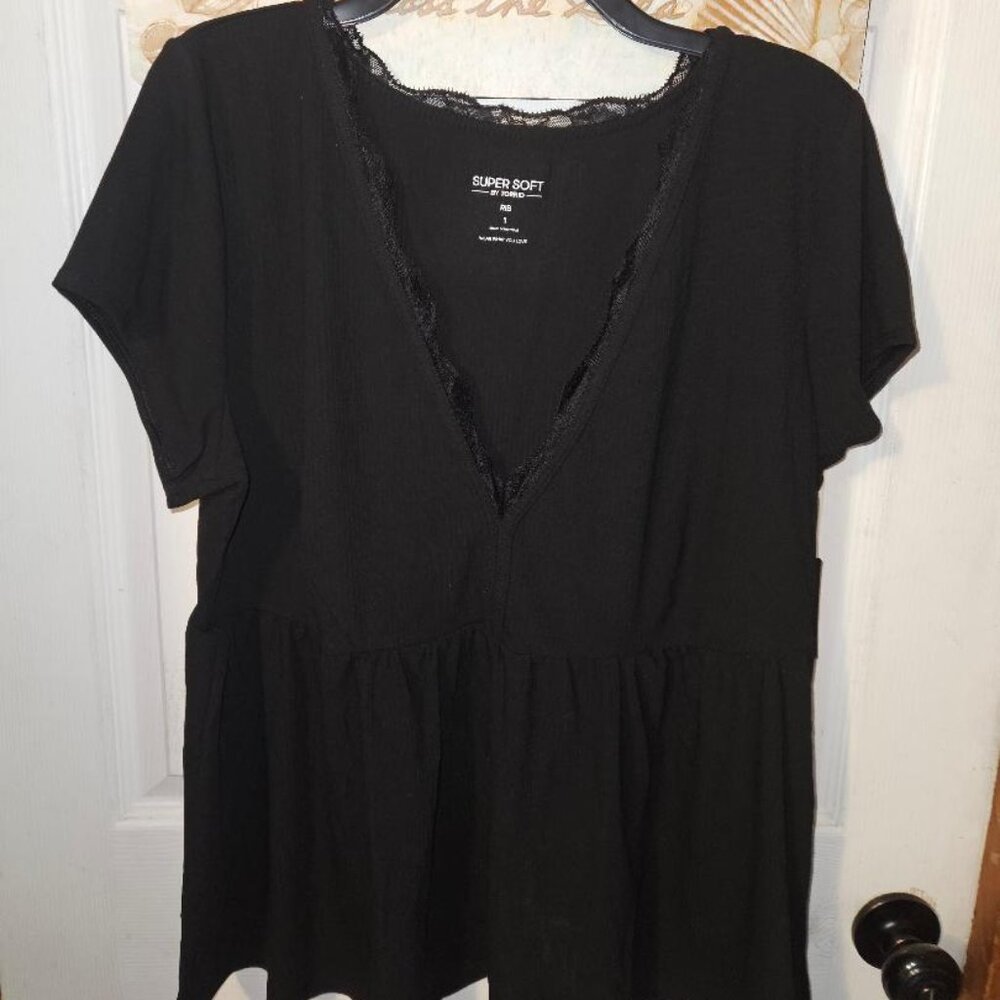 Torrid Supersoft Rib VNECK Lace trim Black top Size 1X 14-16 CUTE New with tags! - Picture 1 of 6